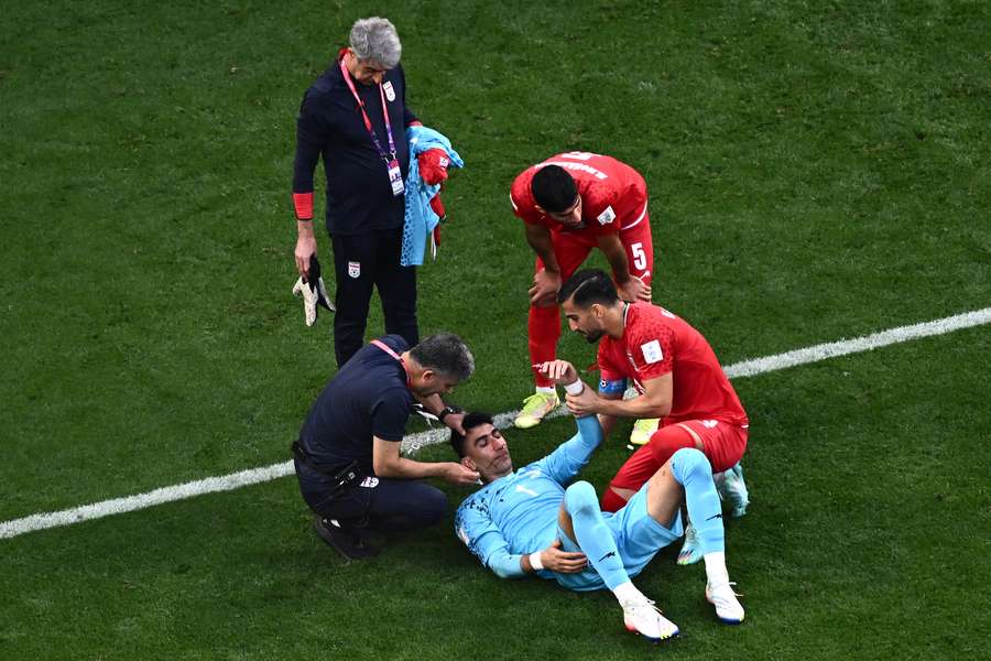 Alireza Beiranvand teve de ser substituído depois de chocar com Majid Hosseini Alireza Beiranvand teve de ser substituído depois de chocar com Majid Hosseini