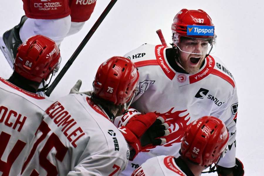 Michal Kovařčík rozhodl o výhře Třince nad Karlovými Vary. Michal Kovařčík rozhodl o výhře Třince nad Karlovými Vary.