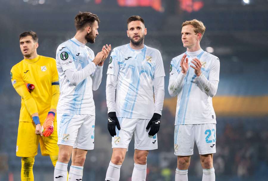 Bruno Bogojevic, Duje Cop et Justas Lasickas après le match entre le Shakhtar Donetsk et le HNK Rijeka à Cracovie, le 18 décembre 2025, en Ligue Conférence.