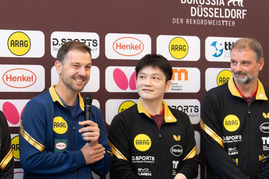 Timo Boll (l.) und Fan Zhendong (M.) bei der Vorstellung bei Borussia Düsseldorf Timo Boll (l.) und Fan Zhendong (M.) bei der Vorstellung bei Borussia Düsseldorf