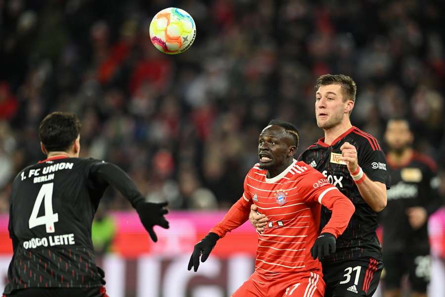 Union Berlin's German defender Robin Knoche and Bayern Munich's Senegalese forward Sadio Mane vie for the ball 