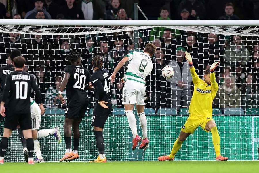 Celtic Glasgow trifft nach einer Ecke. Celtic Glasgow trifft nach einer Ecke.
