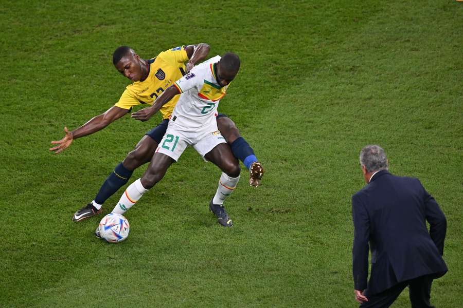 Youssouf Sabaly, latéral droit du Sénégal, à la lutte contre Caicedo lors du match opposant l'Equateur au Sénégal (1-2).