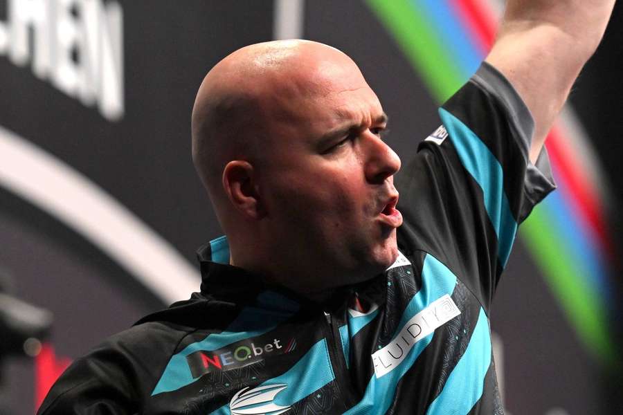 Rob Cross lässt sich von den Kieler Fans feiern.