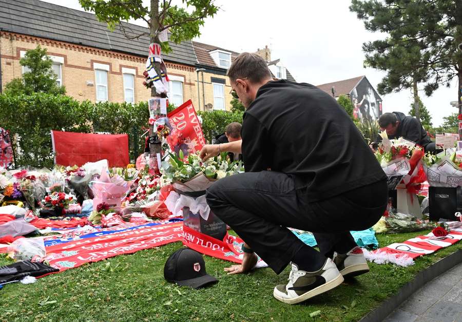 Henderson mourns outside Anfield Henderson mourns outside Anfield