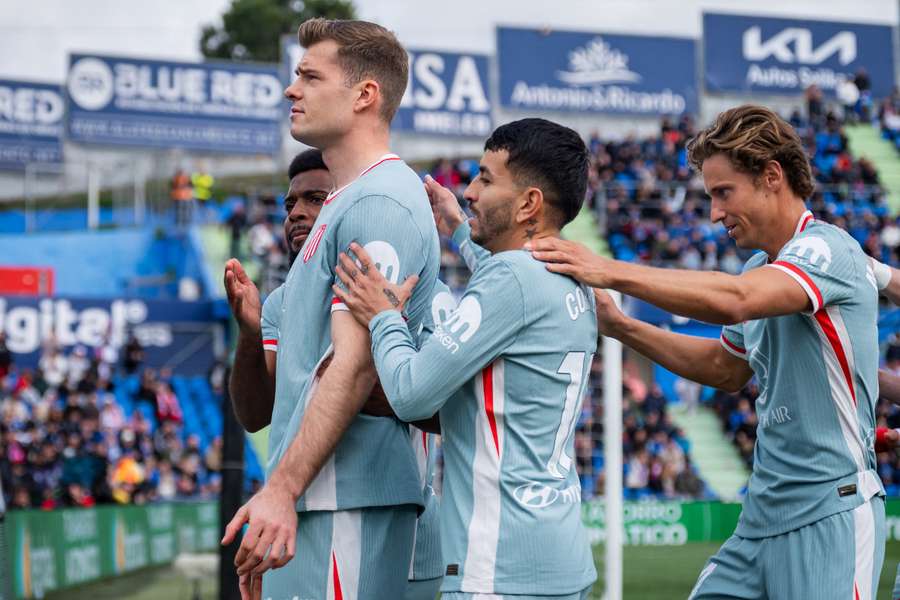 Sorloth celebra con Correa y Marcos Llorente un gol en Getafe