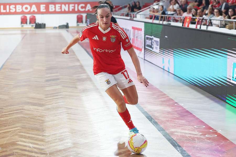 Angélica Alves, pivô portuguesa de 25 anos do Benfica