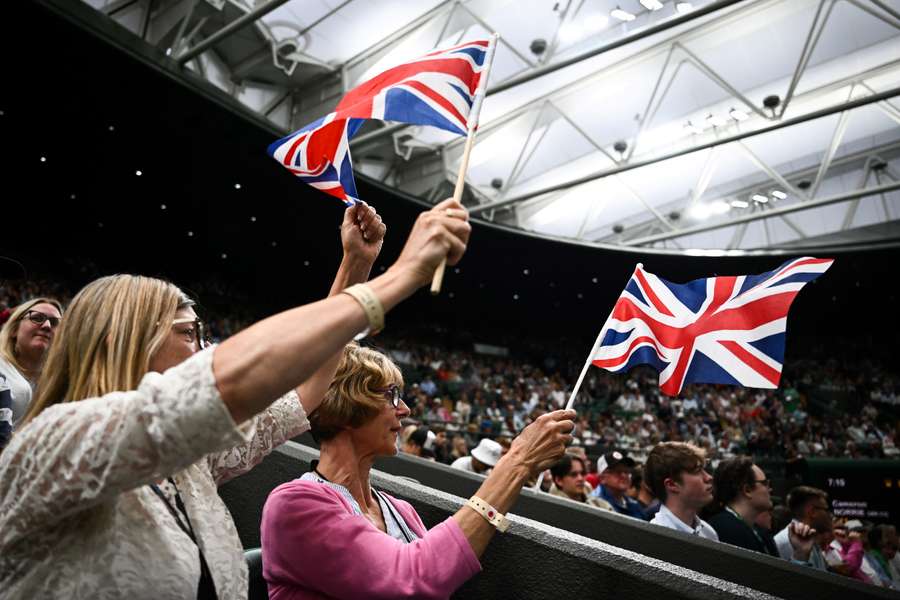 Adeptos britânicos agitam as suas bandeiras no Centre Court