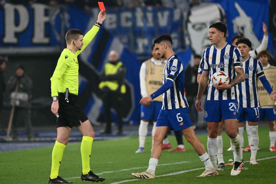 Stephen Eustáquio foi expulso com vermelho direto os 51 minutos