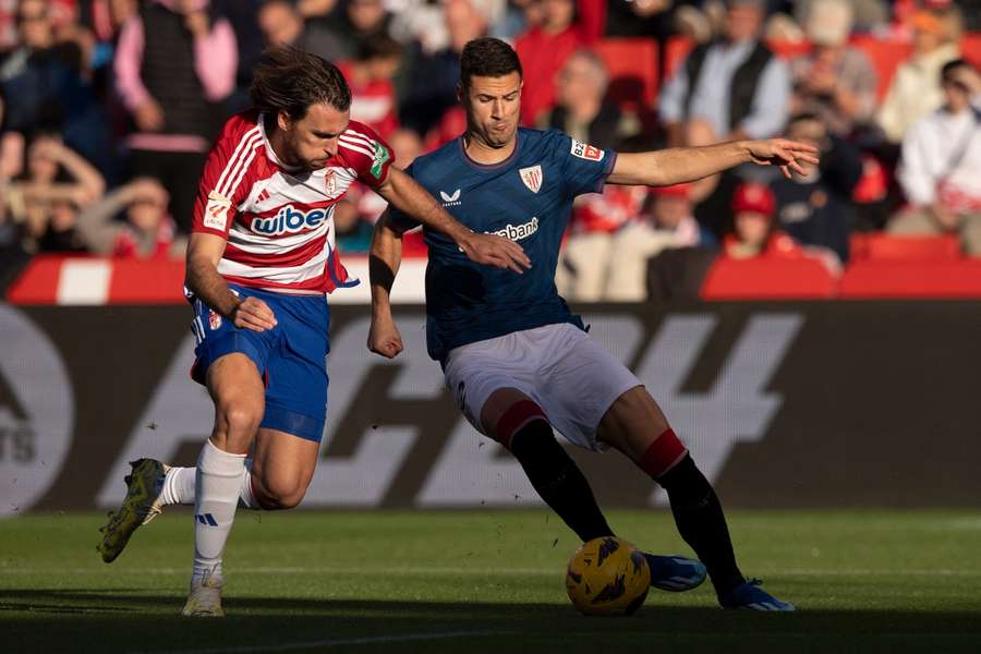 O jogo entre o Granada e o Athletic foi suspenso este domingo