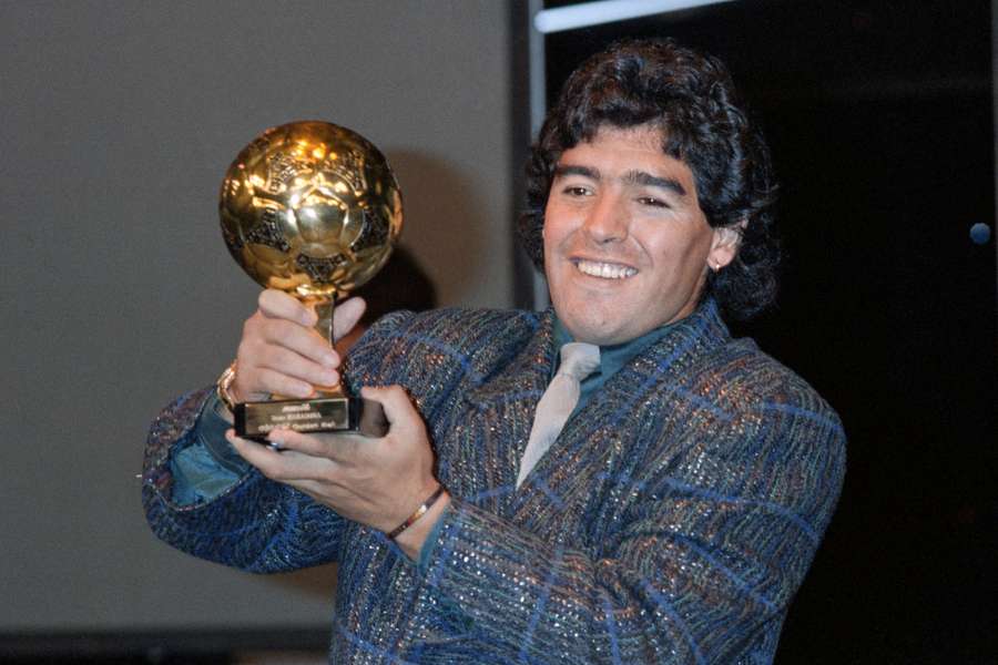 Maradona, con el trofeo que le entregaron por su rendimiento en México'86
