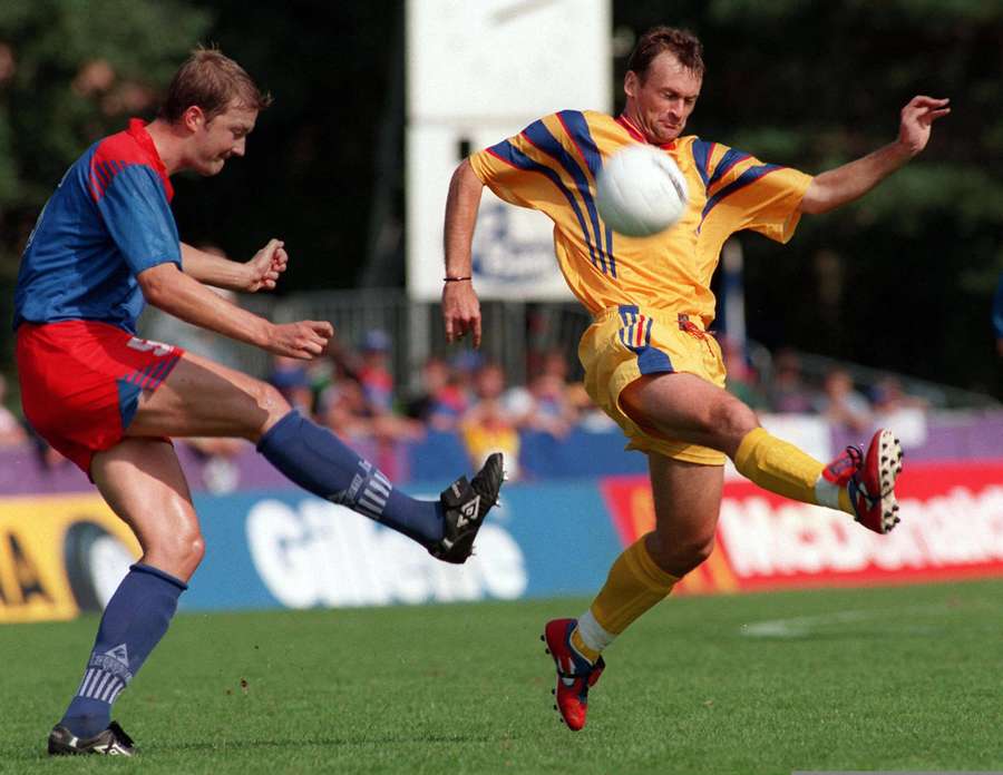 Gheorghe Craioveanu con la camiseta de la selección rumana en un partido contra Liechtenstein (1997) Gheorghe Craioveanu con la camiseta de la selección rumana en un partido contra Liechtenstein (1997)