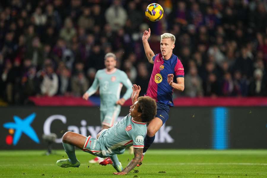 Dani Olmo, ante Witsel en el Barça-Atlético de Madrid