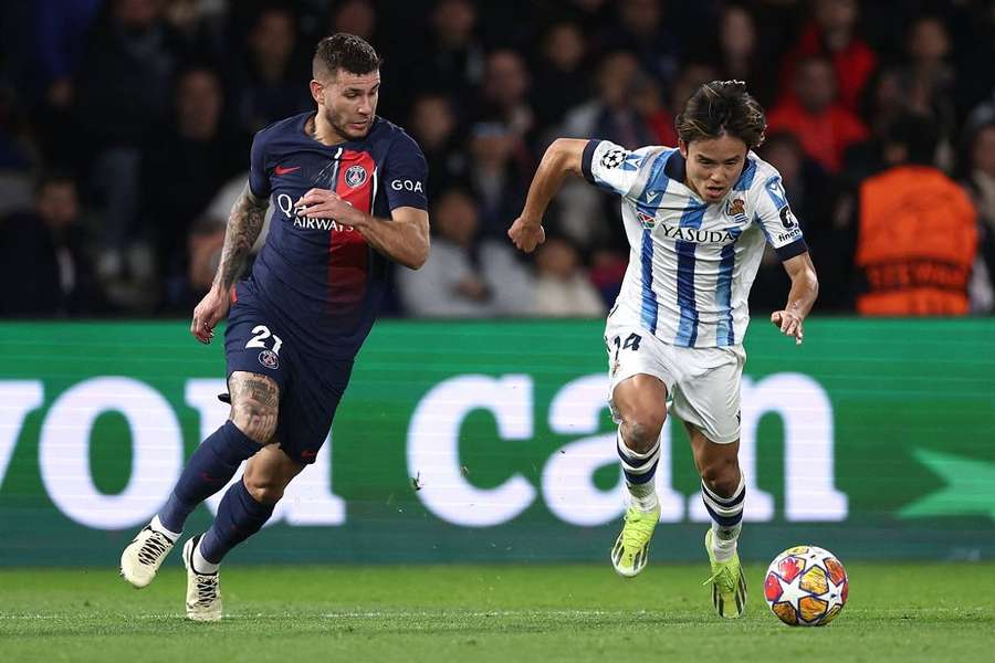 Kubo au duel avec Lucas Hernandez au Parc des Princes.