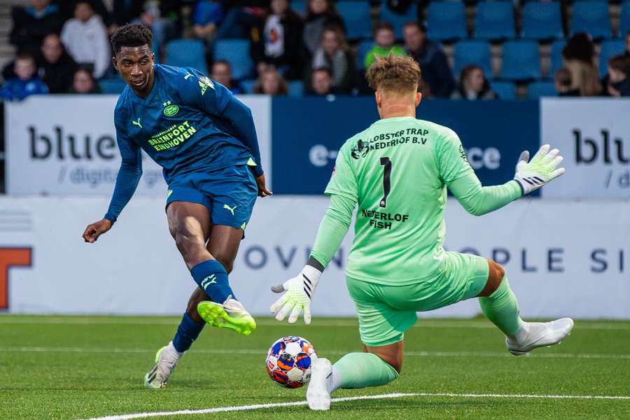 Dantaye Gilbert (L) namens Jong PSV