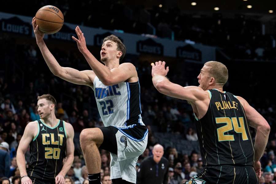 Franz Wagner an Plumlee vorbei auf dem Weg zum Korb