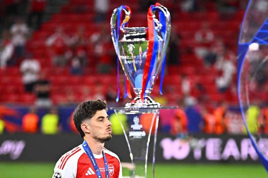 Der niedergeschlagene Havertz läuft an der Trophäe vorbei Der niedergeschlagene Havertz läuft an der Trophäe vorbei