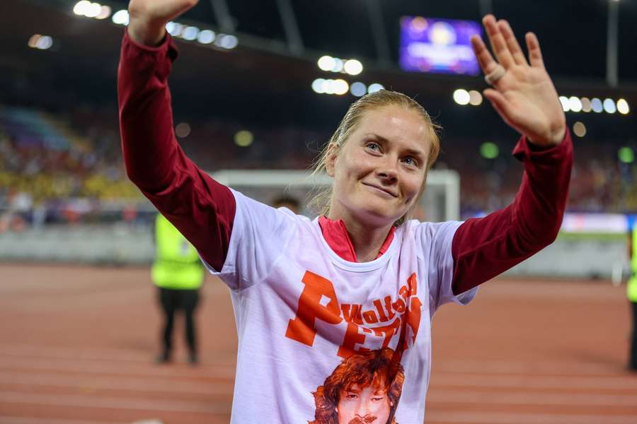 Sjoeke Nüsken lief nach dem Spiel gegen Schweden im Petry-Shirt herum.