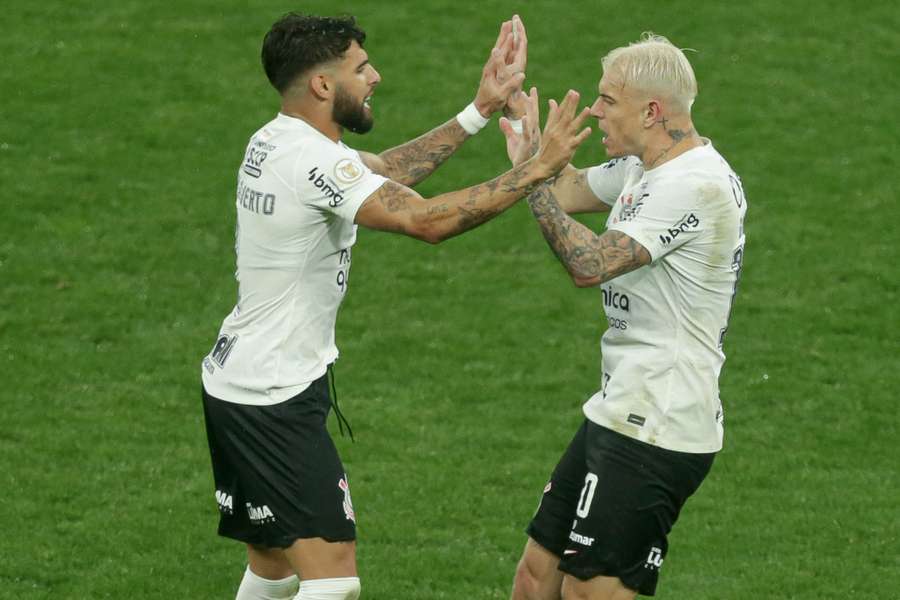 Yuri Alberto e Róger Guedes comemoram um dos gols do camisa 10