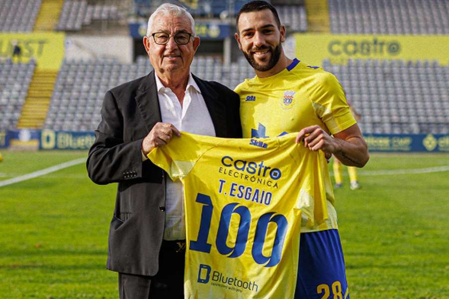 Carlos Pinho, presidente do Arouca, com Tiago Esgaio