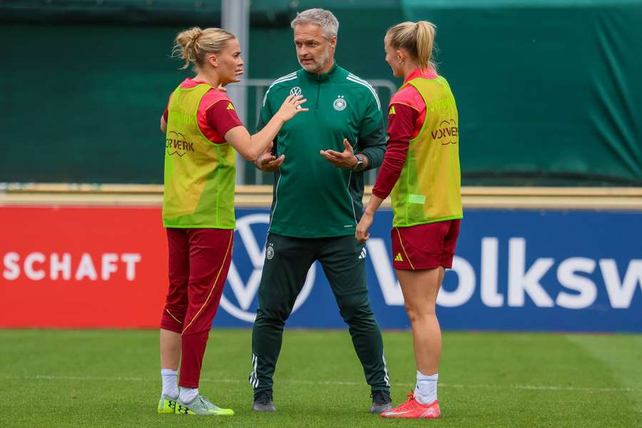 Christian Wück bereitet die DFB-Frauen auf die Europameisterschaft in der Schweiz vor.