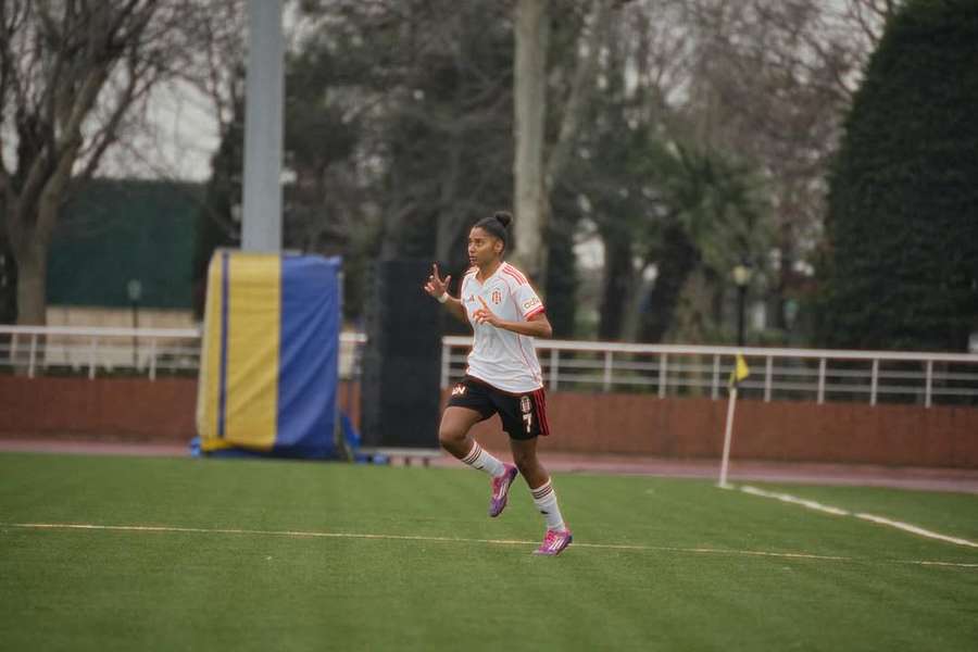 Lara Pintassilgo ao serviço do Besiktas