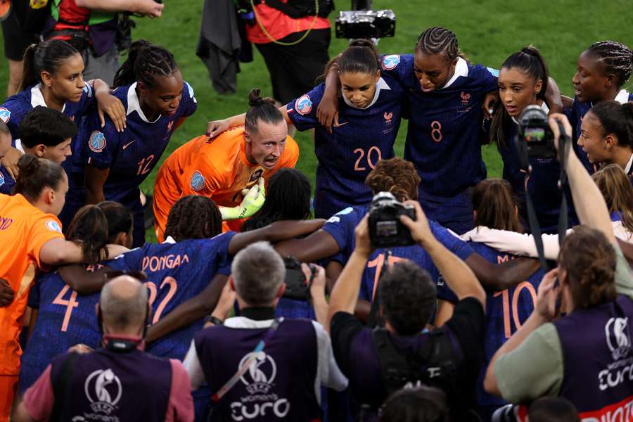 Pauline Peyraud-Magnin motivant les Bleues avant la séance de tirs au but en quarts de finale de l'Euro face à l'Allemagne, le 19 juillet 2025 Pauline Peyraud-Magnin motivant les Bleues avant la séance de tirs au but en quarts de finale de l'Euro face à l'Allemagne, le 19 juillet 2025