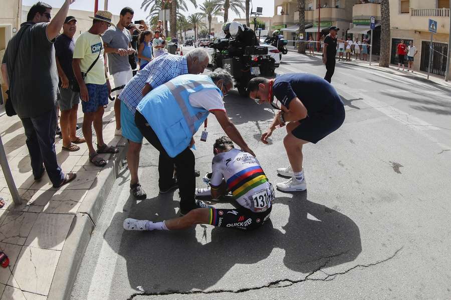 Obavy o zlomenině se nenaplnily, Alaphilippe má po pádu vykloubené rameno