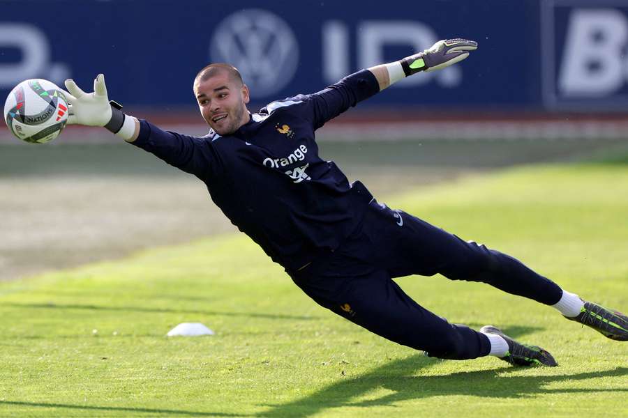 Lucas Chevalier durante treinamento da seleção francesa