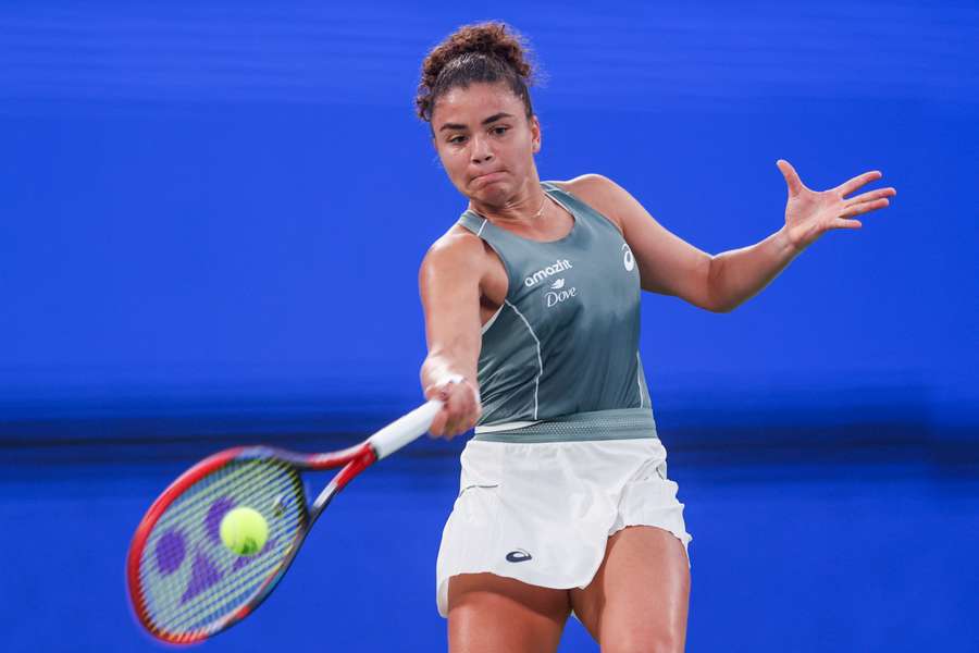 Jasmine Paolini renvoie une balle face à Coco Gauff en demi-finale du Wuhan Open 2025. Jasmine Paolini renvoie une balle face à Coco Gauff en demi-finale du Wuhan Open 2025.
