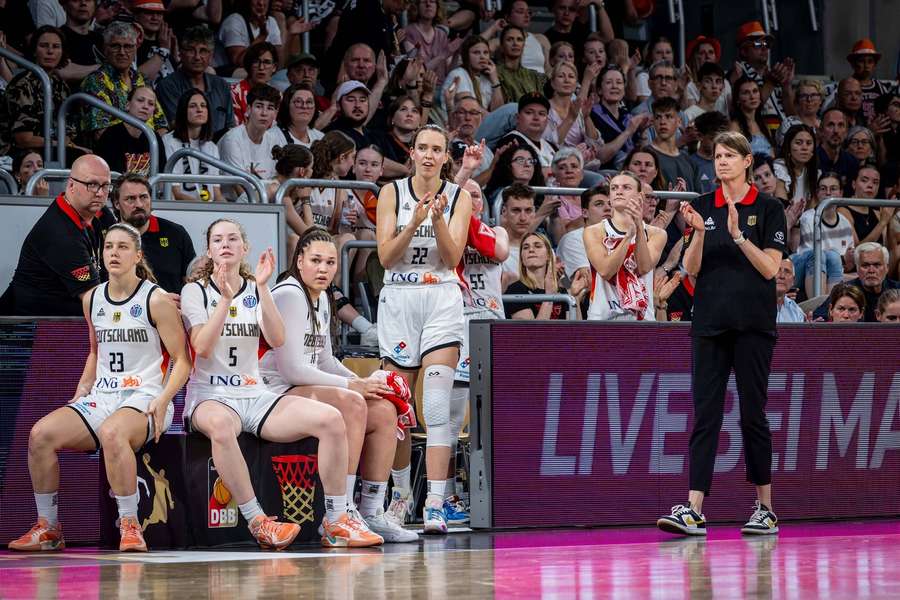 Bundestrainerin Thomaidis (r.) und ihr Team