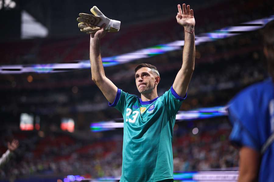 Emiliano Martínez ringrazia il pubblico dopo la vittoria contro l'Inghilterra Emiliano Martínez ringrazia il pubblico dopo la vittoria contro l'Inghilterra
