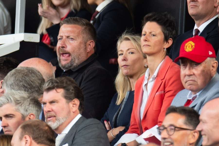 Manchester United CEO Richard Arnold (L) tijdens een wedstrijd eerder dit seizoen