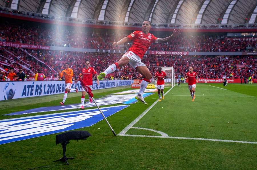 Alan Patrick comemora seu gol no Beira-Rio