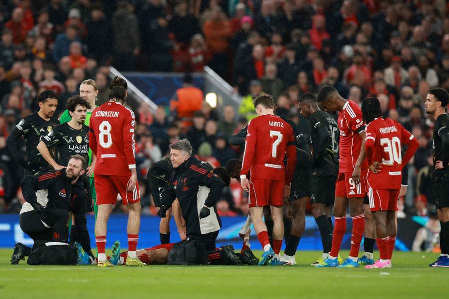 Ekitike se retira lesionado