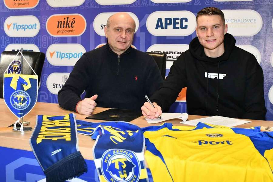 Walczak pri podpise zmluvy s generálnym riaditeľom klubu Ivanom Gondorom.