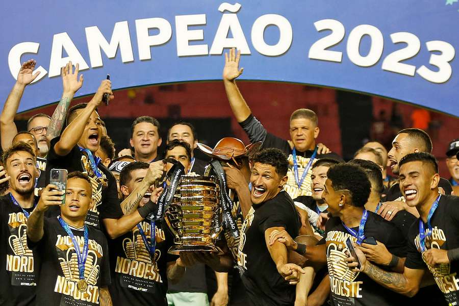 Jogadores do Ceará erguem a taça da Copa do Nordeste