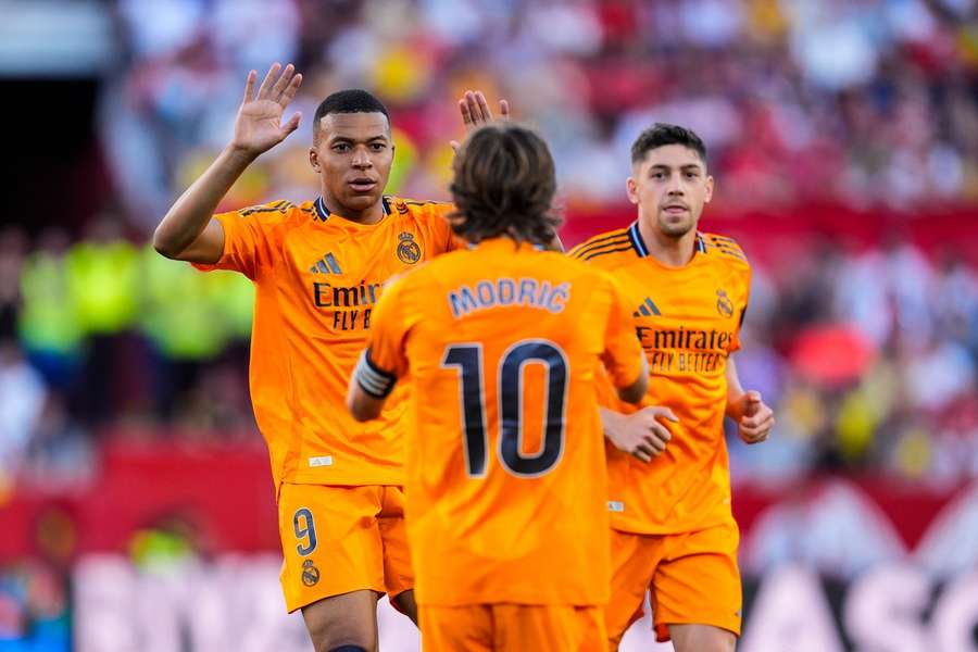 Kylian Mbappé slaví po vstřelení gólu proti Seville.
