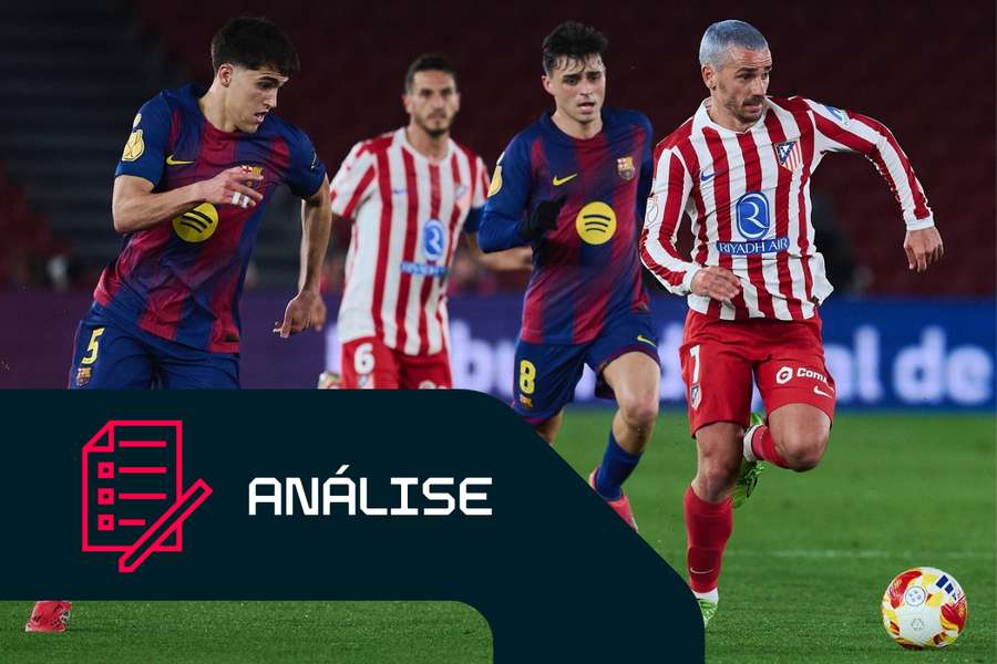 Antoine Griezmann, do Atlético de Madrid, perseguido por Pau Cubarsi e Pedri, do Barcelona Antoine Griezmann, do Atlético de Madrid, perseguido por Pau Cubarsi e Pedri, do Barcelona