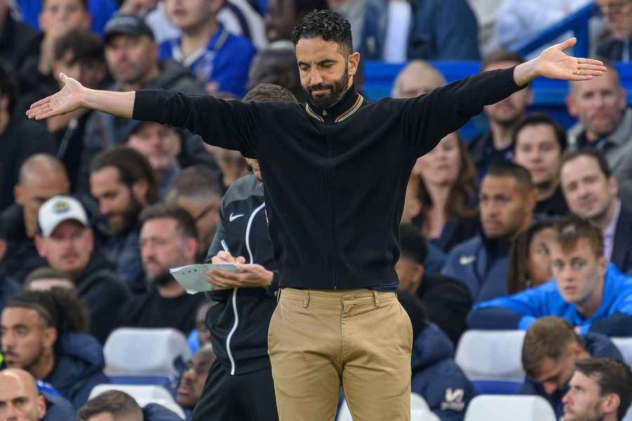 Beckham backs Amorim, warns Man United not to sell Fernandes