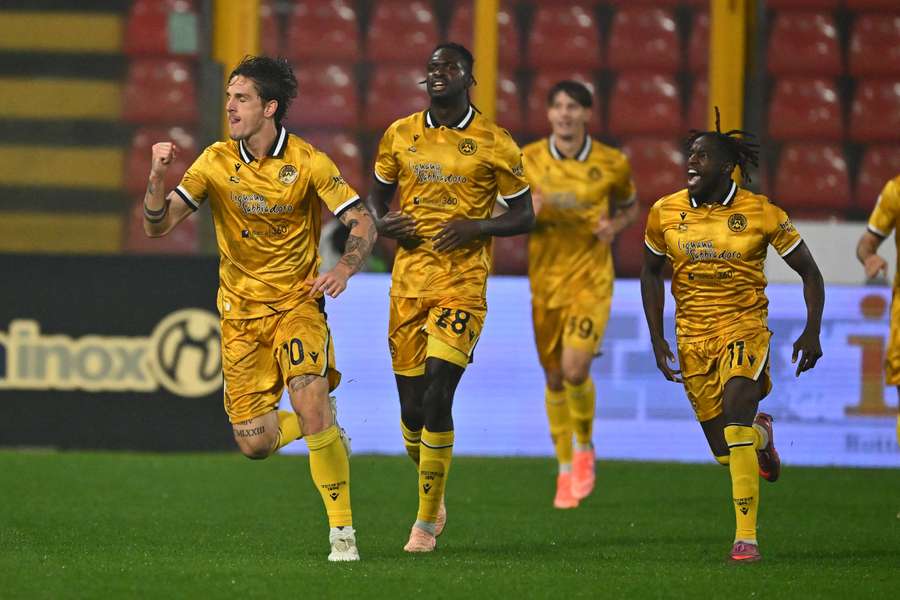 Zaniolo llevado en volandas por sus compañeros tras el gol Zaniolo llevado en volandas por sus compañeros tras el gol
