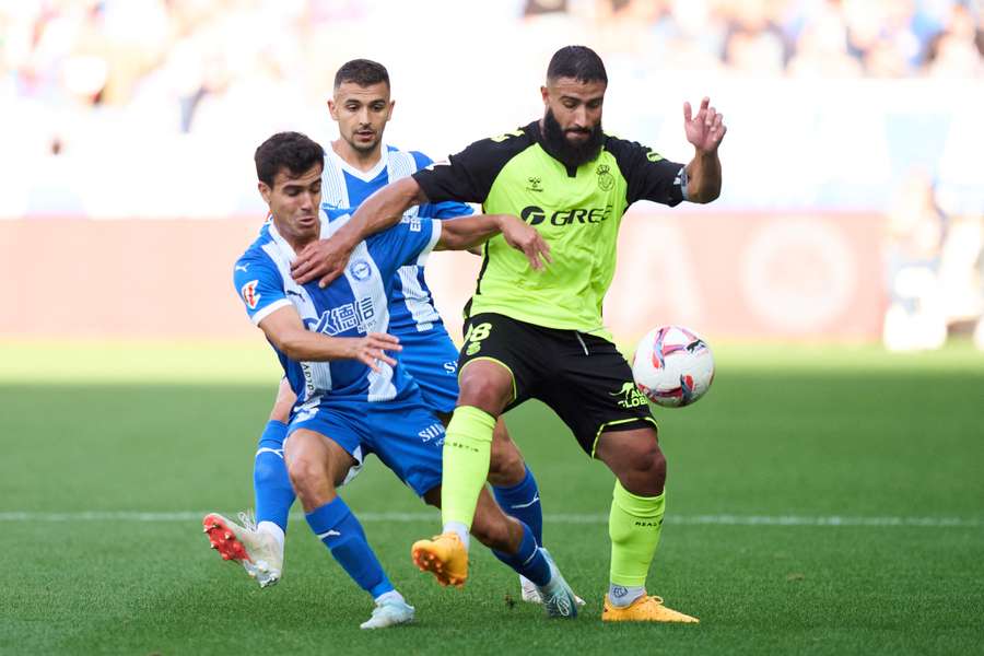 Fekir aguanta el balón ante Manu Sánchez