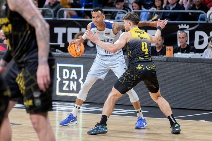 Hanga, frente a Van Beck Hanga, frente a Van Beck