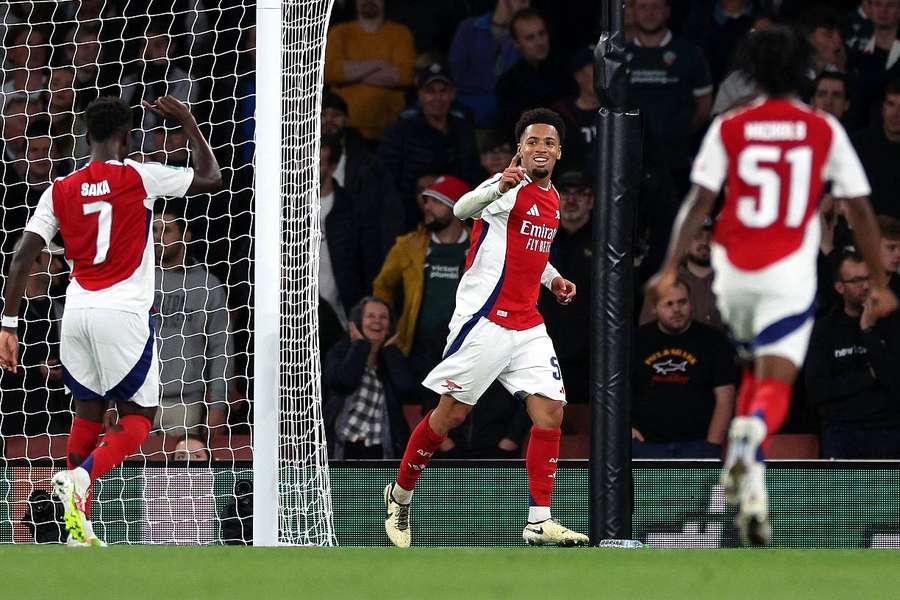 Los 'Baby Gunners' del Arsenal avanzan en Copa de la Liga inglesa