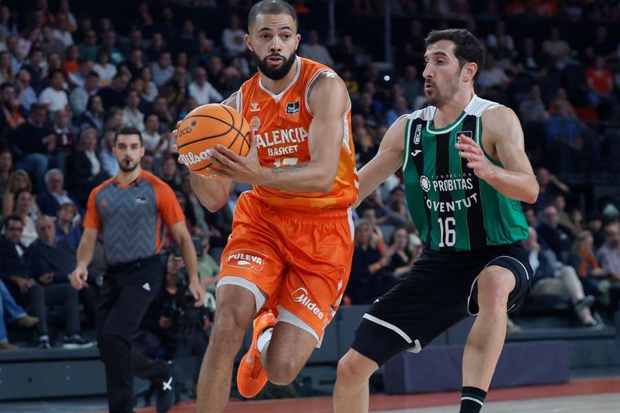 Darius Thompson ante Guillem Vives en el Valencia Basket-Joventut Darius Thompson ante Guillem Vives en el Valencia Basket-Joventut