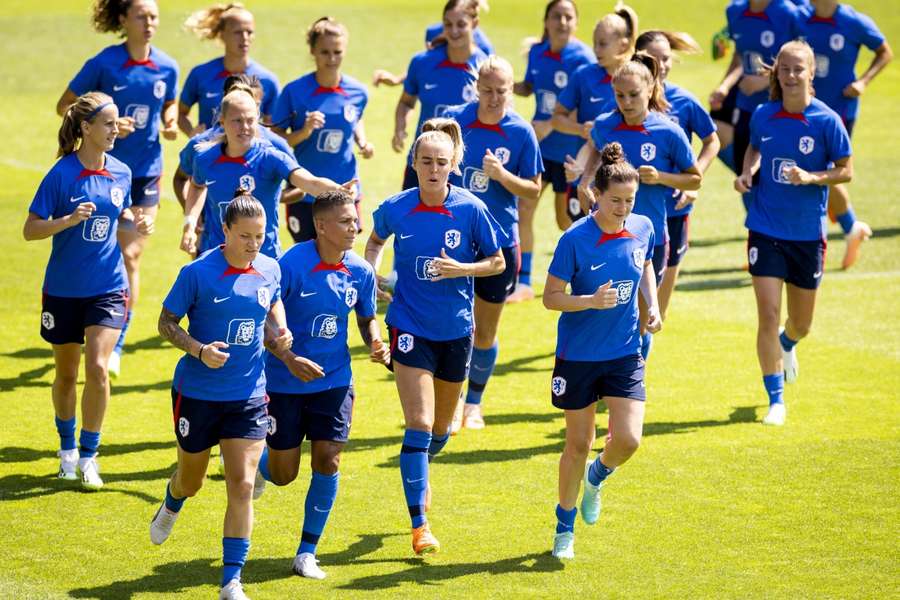 Het Nederlands vrouwenelftal tijdens een trainingssessie op 23 juni