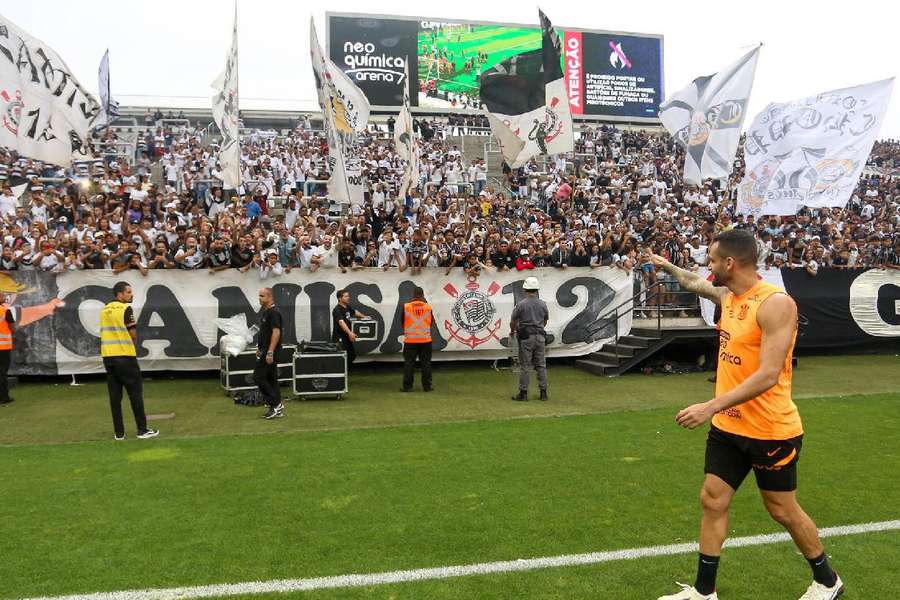 Renato Augusto foi ovacionado por torcedores presentes na arena corintiana