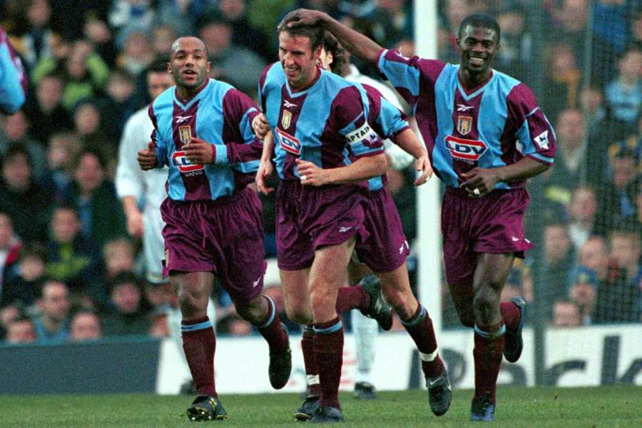 Gareth Southgate (centro), hoje técnico da Inglaterra, era um dos craques locais do Aston Villa