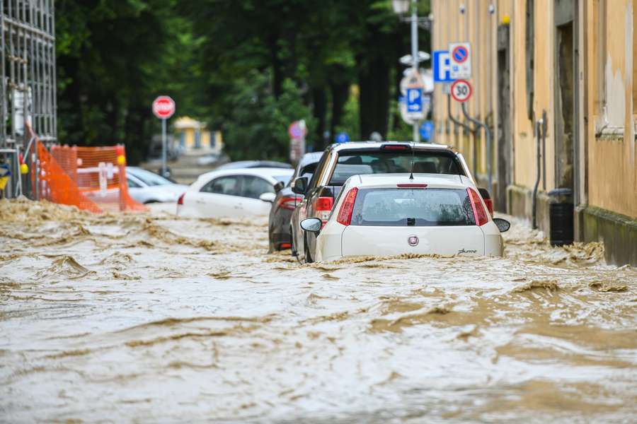 A corrida está fora de questão em Itália, muitas pessoas foram vítimas das inundações