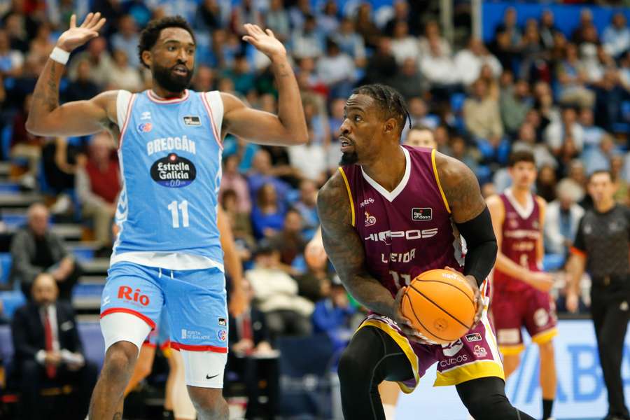 Cooke, con el balón, no jugará más con el Lleida